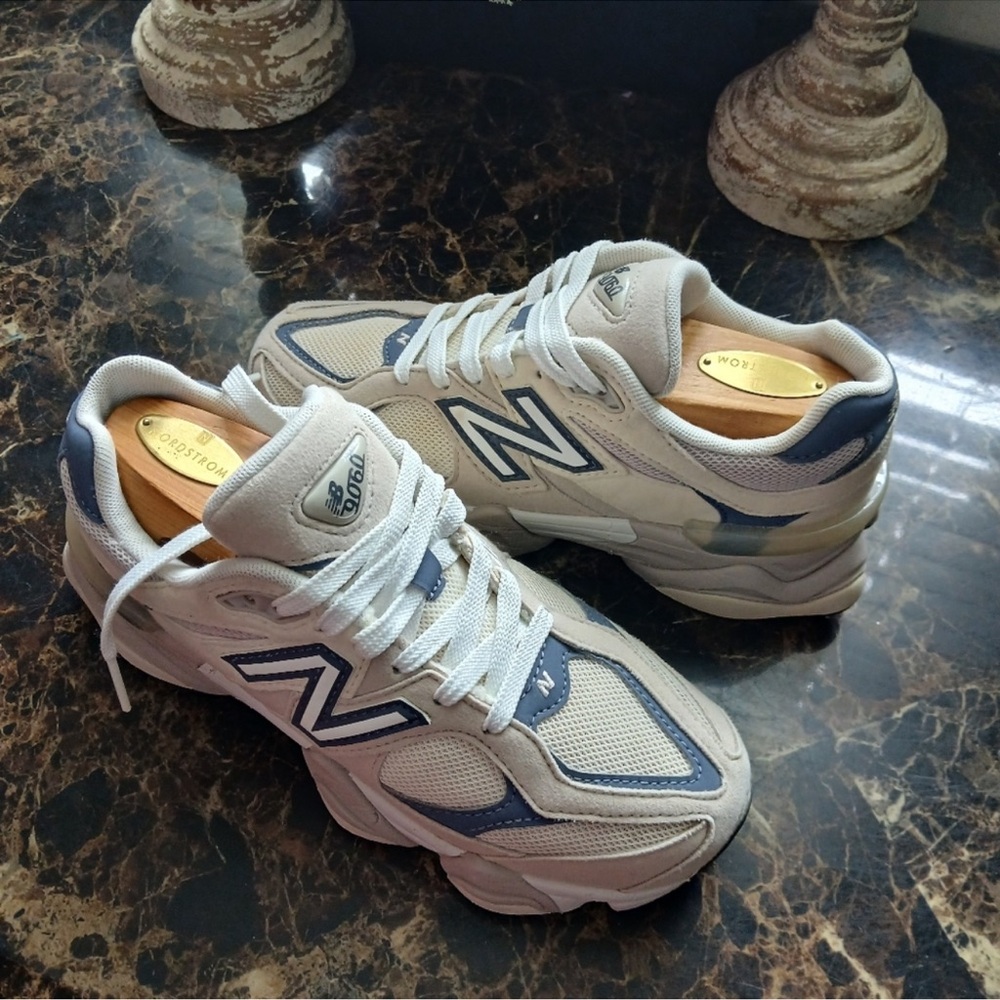 New Balance White and Blue Sneakers size 4y like news